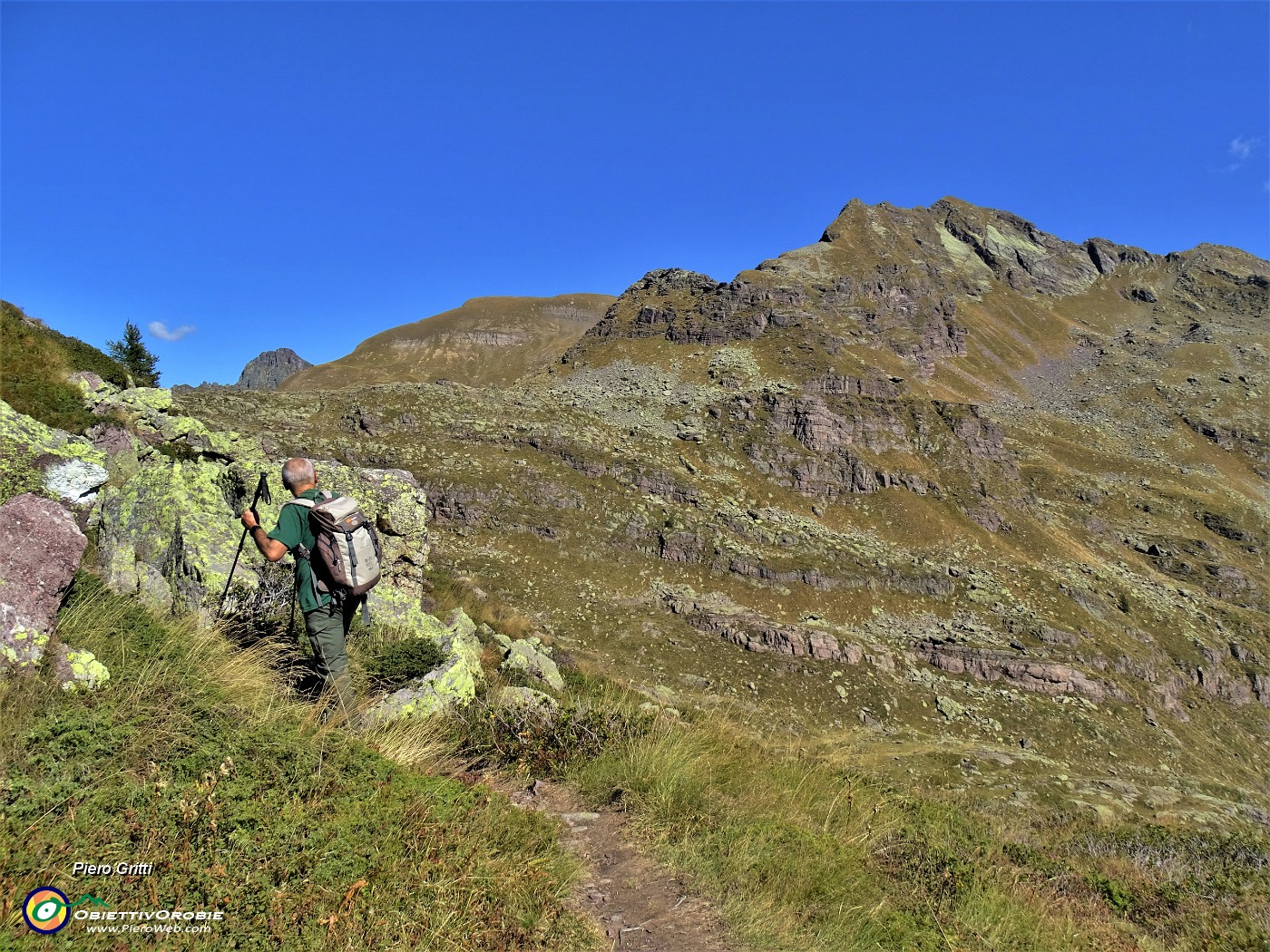 25 Evvia a sx in decisa salita per Cima di Mezzeno, a dx vista sul Pizzo Camilla e Monte Corte.JPG